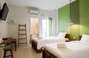Postel nebo postele na pokoji v ubytování Krabi Pitta House