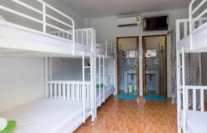 Postel nebo postele na pokoji v ubytování Krabi Pitta House