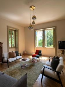 een woonkamer met een bank en een tafel bij Villa Pia Lena in Magreglio