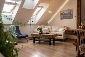 Posezení v ubytování ČÁKYHO KÚRIA - apartmán pre 4 osoby s krbom a saunami