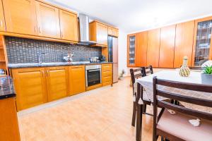 A cozinha ou cozinha compacta de EIRINI