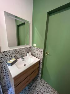 een badkamer met een wastafel en een spiegel bij Villa Pia Lena in Magreglio