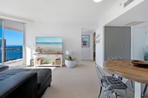 een woonkamer met een eettafel en uitzicht op de oceaan bij Ocean Views Apartment in Southport Central in Gold Coast