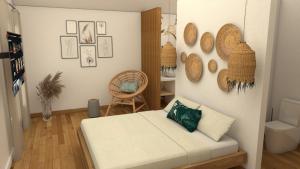 sala de estar con cama y silla en Heritage Ecolodge, en Le Tampon