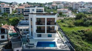 une grande maison blanche avec piscine dans l'établissement Villa 21 A, à Trogir