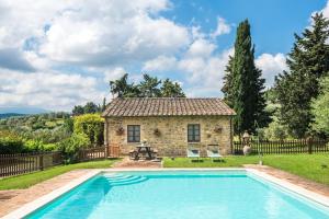 una casa de piedra con piscina frente a ella en Villa Agriturismo Il Pratone, en Castiglione dʼOrcia