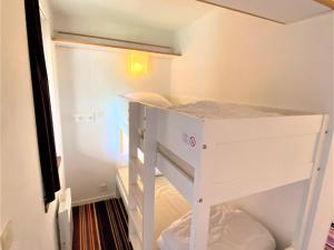 a small white bunk bed in a small room at Studio cabine 4 pers, vue, wifi, casier à ski - Avoriaz - FR-1-314-168 in Avoriaz