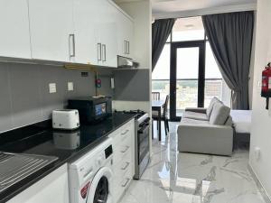 Kuchyň nebo kuchyňský kout v ubytování Cozy Spacious Studio With Balcony Dubai