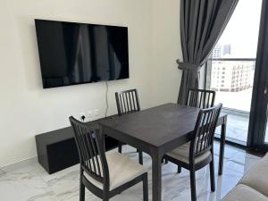TV a/nebo společenská místnost v ubytování Cozy Spacious Studio With Balcony Dubai