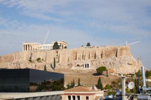 un edificio in cima a una montagna di Old Town Luxury Suites Acropolis ad Atene