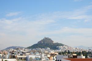 vista su una città con una montagna sullo sfondo di Old Town Luxury Suites Acropolis ad Atene