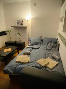 Gdynia Bulwar tesisinde bir odada yatak veya yataklar