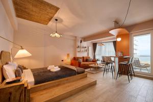 a bedroom with a bed and a living room at Japandi Queen Std - Infinity Pool & Spa Resort in Mamaia Nord