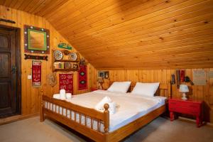 Un pat sau paturi într-o cameră la Casa cu Amintiri