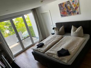 sypialnia z łóżkiem i dużym oknem w obiekcie Barbarossa Suite w mieście Erfurt
