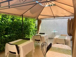 マラテーアにあるB&B Villa Rosa Angrisanoの庭園内のテント(テーブル、椅子付)