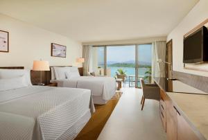 Postel nebo postele na pokoji v ubytování The Westin Siray Bay Resort & Spa, Phuket