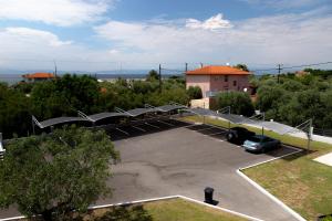 un estacionamiento con un parque de patinaje con una rampa en The Angeliki Boutique Hotel, en Skala Rachoniou