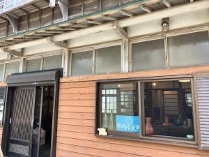 een winkel met ramen aan de zijkant van een gebouw bij Stay Do in Oshima