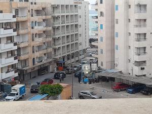 a view of a parking lot in a city with cars at برج قصر السعد خلف فندق الفرسان مباشره in Marsa Matruh