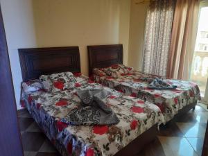 two beds sitting next to each other in a bedroom at برج قصر السعد خلف فندق الفرسان مباشره in Marsa Matruh