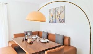 comedor con mesa y lámpara en Ferienwohnung Höhenflug, en Berchtesgaden