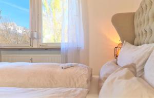 Un dormitorio con una cama blanca y una ventana. en Ferienwohnung Höhenflug, en Berchtesgaden 20 fotos más