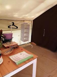 pokój ze stołem oraz namiot ze stołem w obiekcie Camping l'Hirondelle Drôme w mieście Menglon