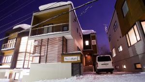 倶知安町にあるトショカンの雪の中の建物の前に停車したトラック