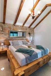 um quarto com uma grande cama de madeira num quarto em Villa Menalo em Neum