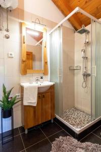 W łazience znajduje się prysznic i umywalka. w obiekcie Villa Menalo w Neum
