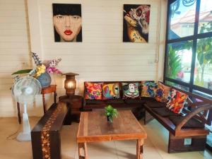 - un salon avec un canapé et une table dans l'établissement Back Home Backpackers, à Bangkok