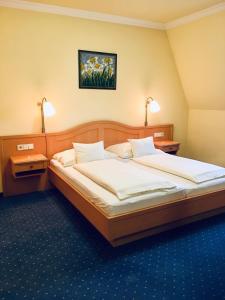 1 Schlafzimmer mit 2 Betten und 2 Lampen in der Unterkunft Hétkúti Wellness Hotel in Mór