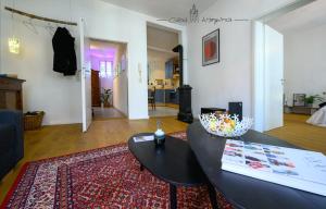 TV a/nebo společenská místnost v ubytování Casa Wimpina - geschmackvolles Appartement im Herzen der Altstadt