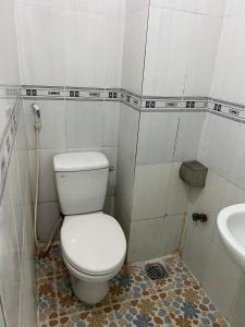 La salle de bains est pourvue de toilettes et d'un lavabo. dans l'établissement Nhà nghỉ 2552, đường D4 , KDC Võ Thị Sáu , phường Thống Nhất , thành phố Biên Hòa, à Biên Hòa