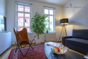 ein Wohnzimmer mit einem Sofa und einem Tisch in der Unterkunft Casa Wimpina - geschmackvolles Appartement im Herzen der Altstadt in Bad Wimpfen