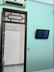 une porte de garage avec une télévision en haut. dans l'établissement Nhà nghỉ 2552, đường D4 , KDC Võ Thị Sáu , phường Thống Nhất , thành phố Biên Hòa, à Biên Hòa