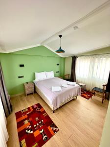 sypialnia z łóżkiem i zieloną ścianą w obiekcie Terrace Guesthouse w Stambule