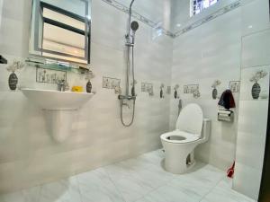 un bagno con doccia, WC e lavandino di Home Stay Ruby Nha Trang a Nha Trang Altre 7 foto