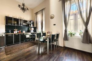 comedor con mesa y sillas en Brill Apartment, en Budapest
