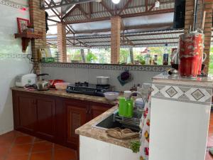 uma cozinha com um lavatório e uma bancada em Đông's Garden Home em Can Tho