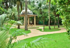 Piscina a Marriott Executive Apartment - Lakeside Chalet, Mumbai o a prop