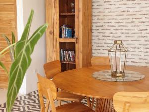 comedor con mesa de madera y sillas en Spaces Bali en Dalung