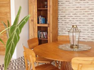 - une salle à manger avec une table et des chaises en bois dans l'établissement Spaces Bali, à Dalung