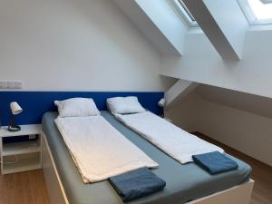 Mezonet - Postovska Centr Apartments tesisinde bir odada yatak veya yataklar