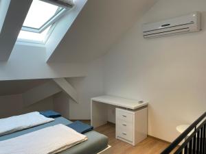 Postel nebo postele na pokoji v ubytování Mezonet - Postovska Centr Apartments