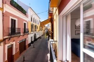 een lege straat in een stad met gebouwen bij Azahar in Sevilla