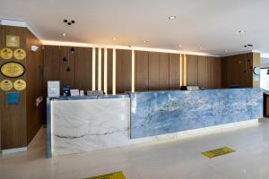 クズロットにあるFlora Garden Beach Hotel - Adults Only 16 Plus - Couples Conceptの大理石のカウンター付きロビー +278枚の写真
