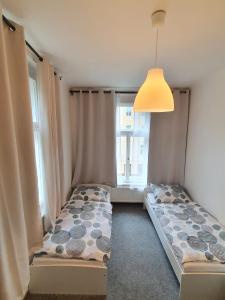 - une chambre avec deux lits en face d'une fenêtre dans l'établissement HOSTEL BBC, à Prague