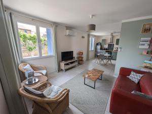Televisyen dan/atau pusat hiburan di L'esplanade, appartement en centre-ville au calme